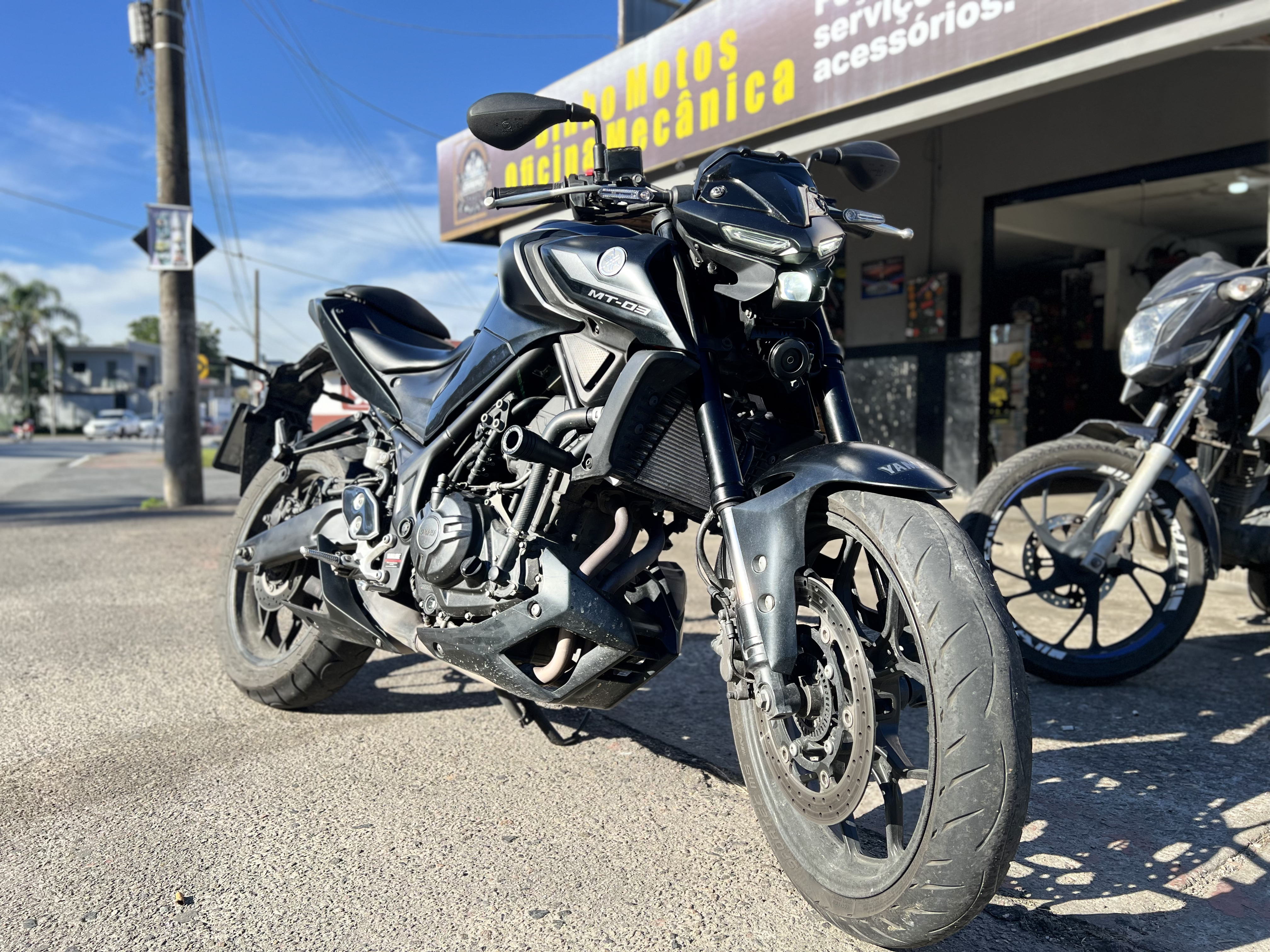 Close da Yamaha MT-03 revisada na Dinho Motos em Itajaí