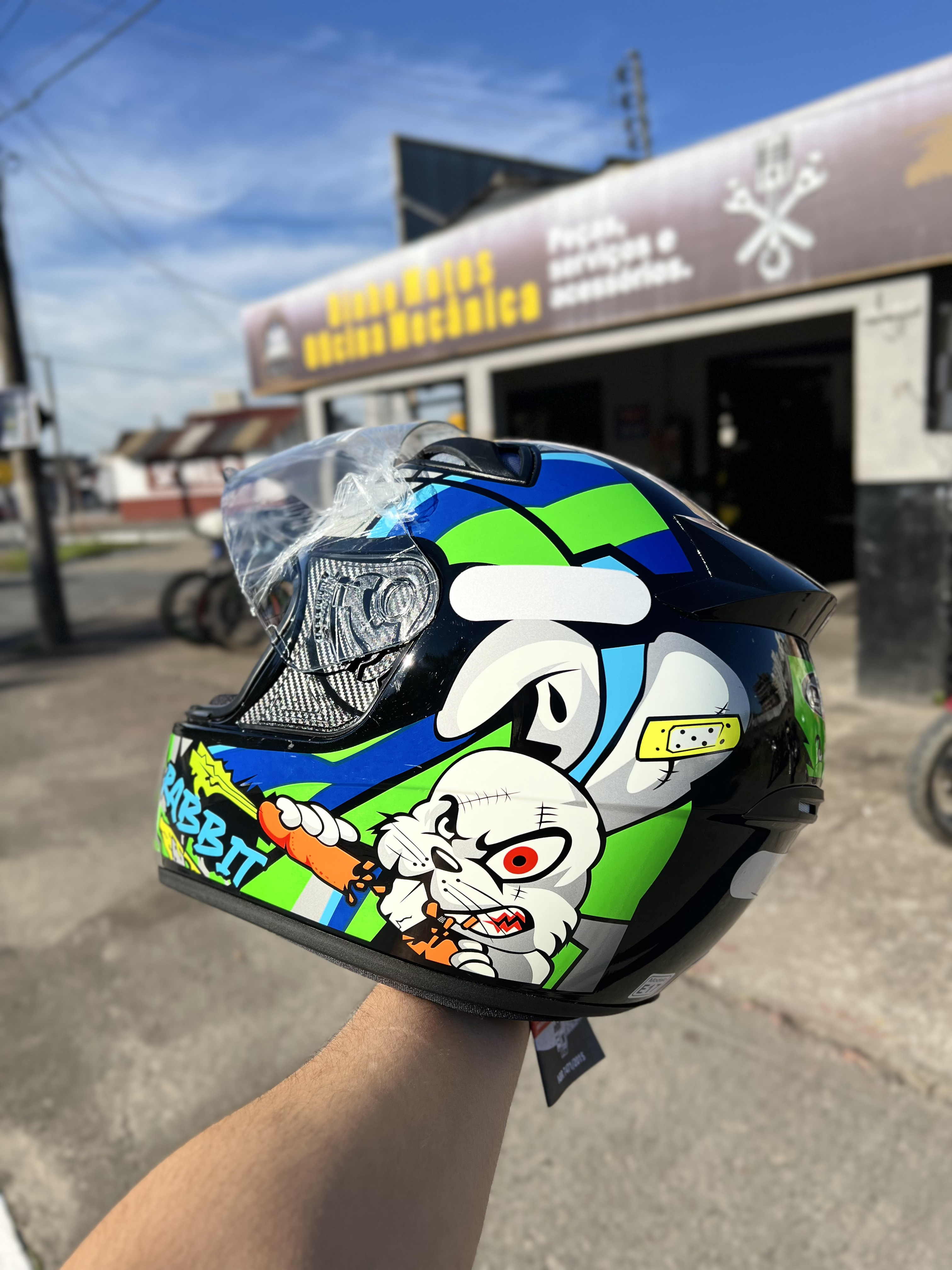 Capacete Rabbit verde e azul disponível na Dinho Motos em Itajaí