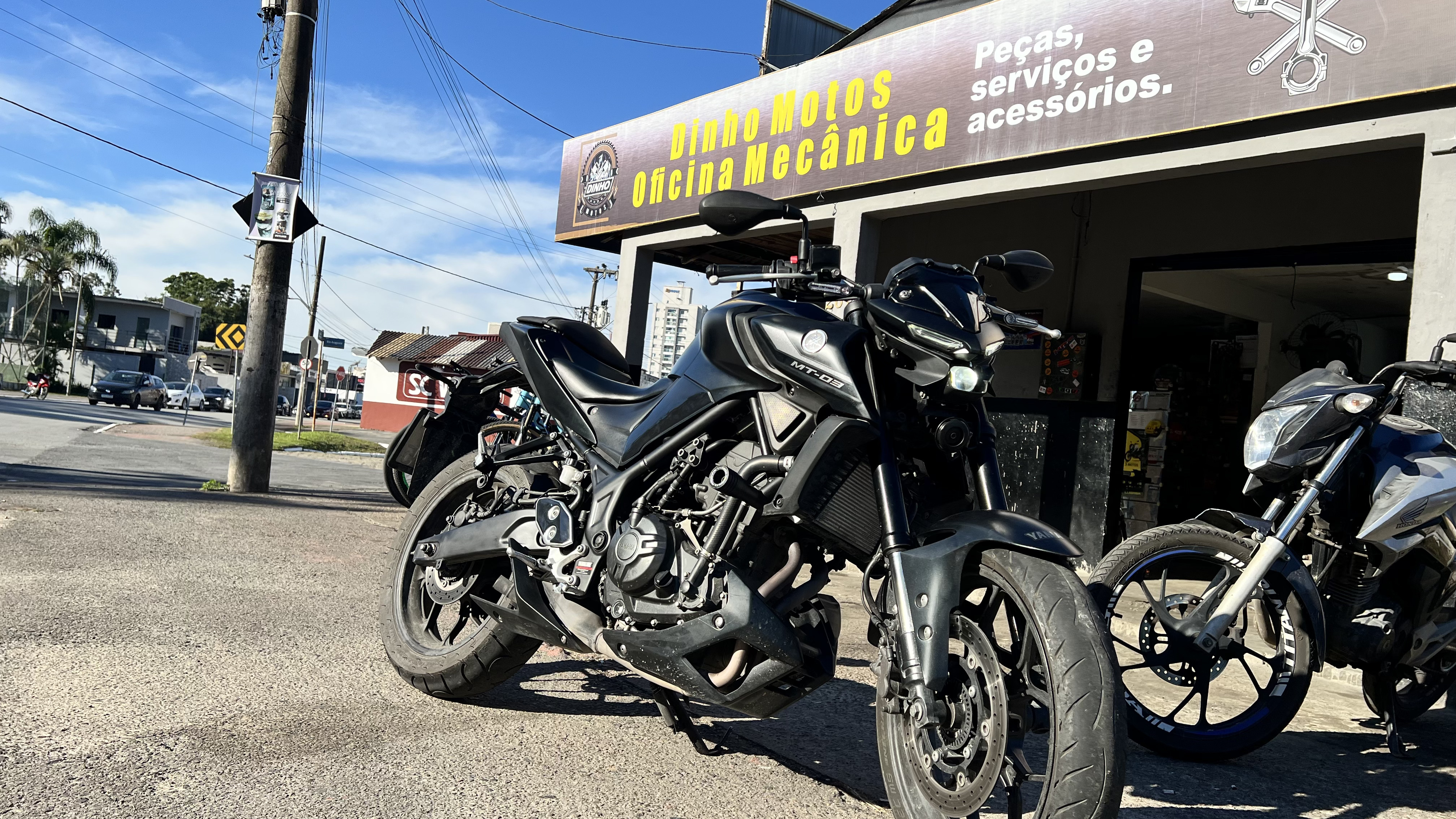Vista frontal da Yamaha MT-03 na Dinho Motos, oficina de motos importadas em Itajaí