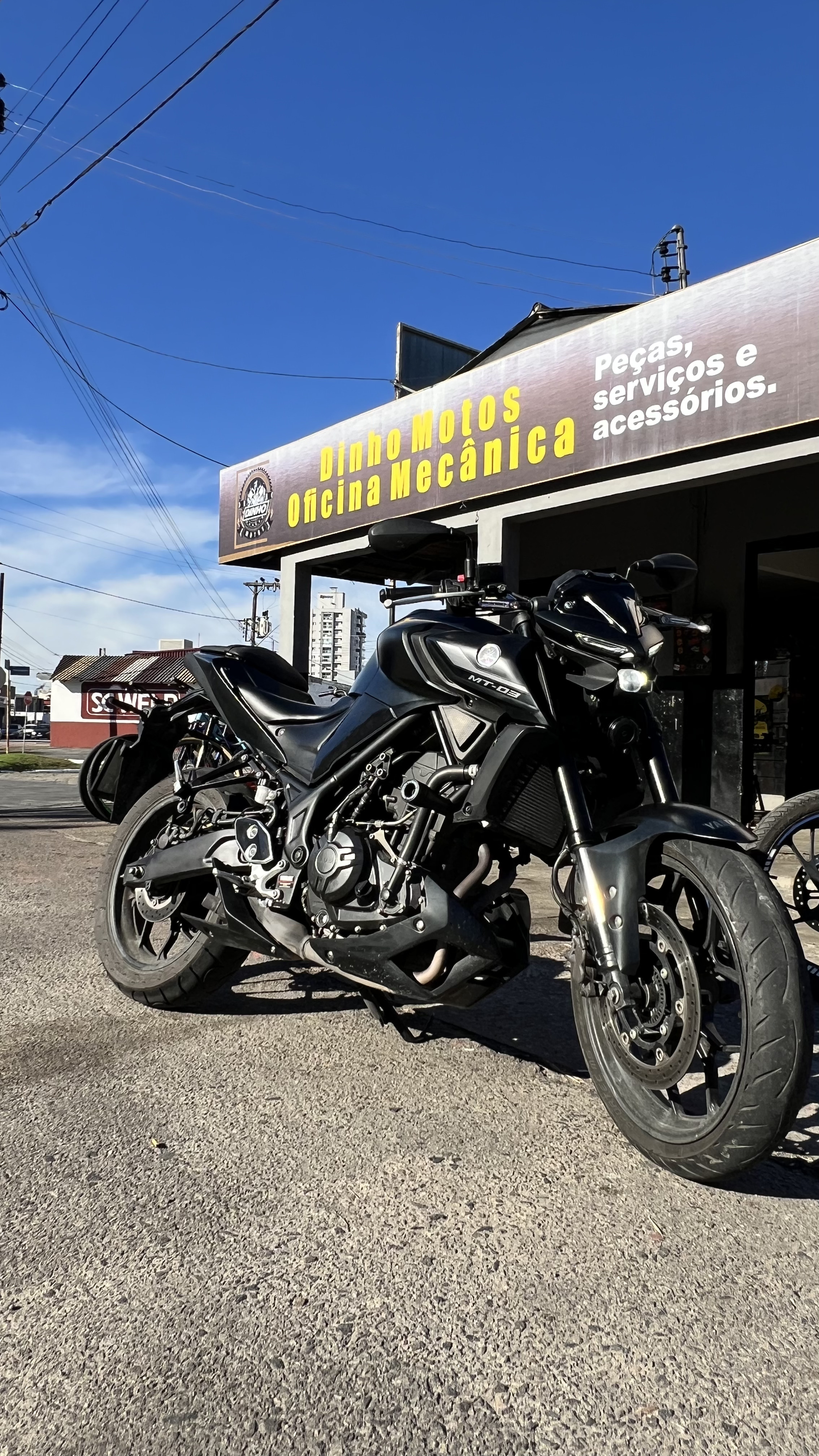 Yamaha MT-03 estacionada em frente à Dinho Motos Oficina Mecânica em Itajaí